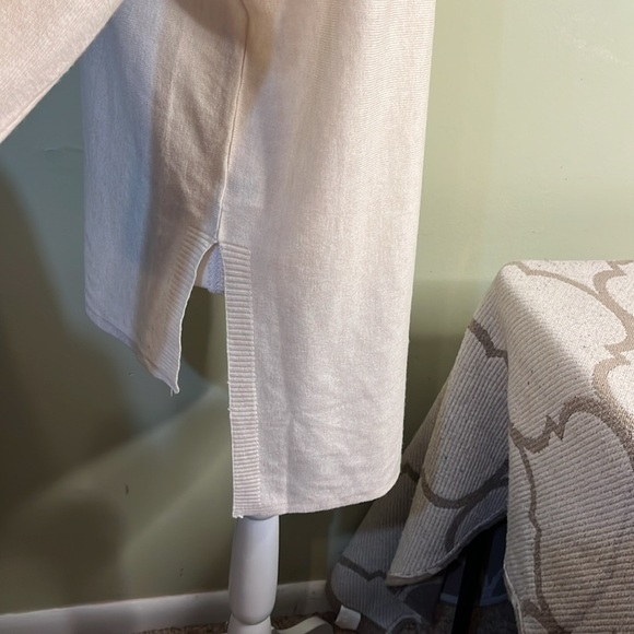 Kerisma Elegant Cream Mercerized wool blend lightweight high low sweater, M/L - Picture 13 of 17